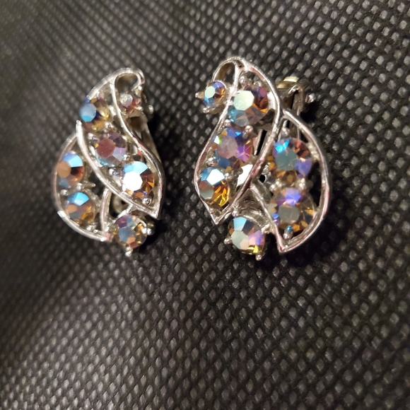 Beautiful Vintage Earrings Blue Aurora Borelis ~ Gold Tone~ Vintage Jewelry - Picture 4 of 10